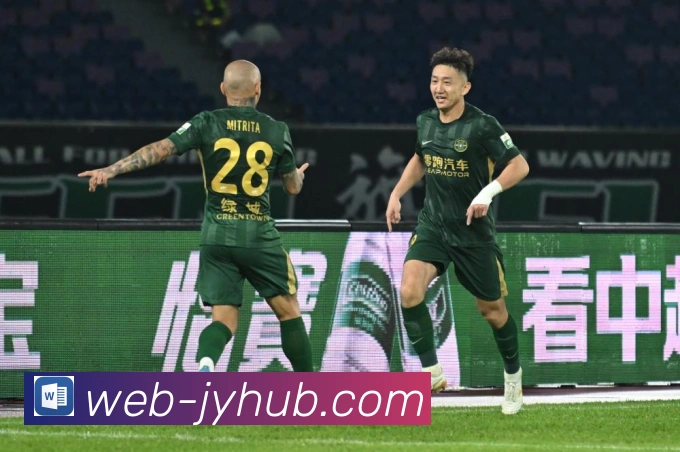 Jalen Hurts带领球队突破防线展现美式橄榄球非凡实力
